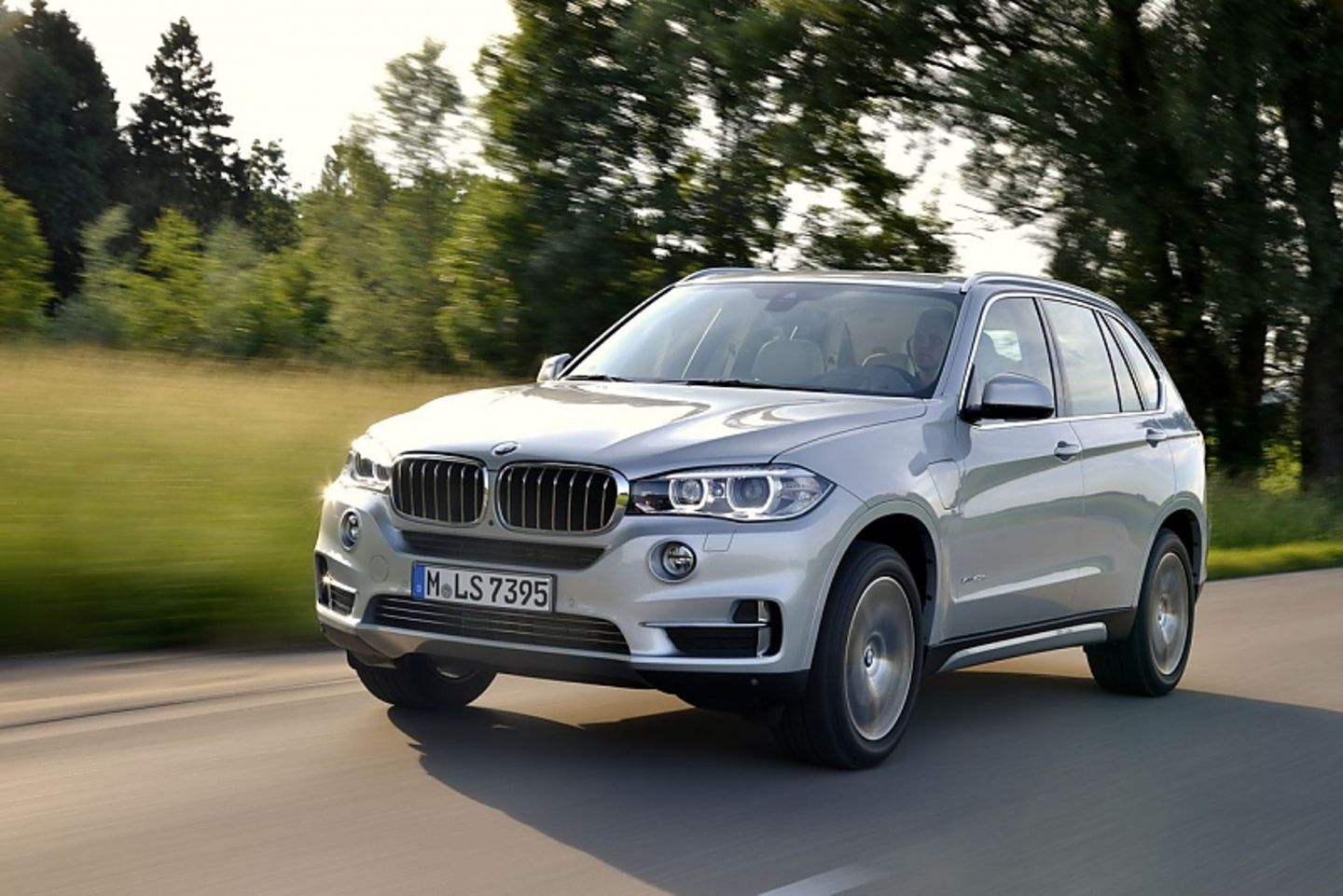 Der BMW X5 xDrive 40e knackt in nur 6,8 Sekunden aus dem Stand die 100 km/h.-Marke