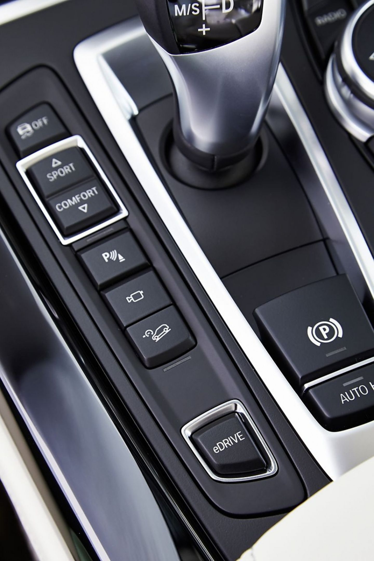 Mit dem eDrive-Knopf wählt man aus den drei Plug-in-Hybrid-Fahrmodi