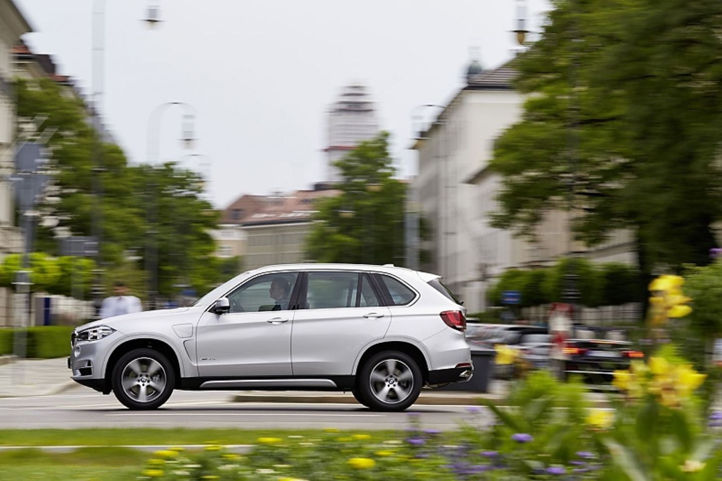 Die Spitzengeschwindigkeit des BMW X5 xDrive 40e beträgt 210 km/h.