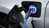 An der Schuko-Steckdose dauert es rund vier Stunden, ehe der der BMW X5 eDrive wieder maximal weit stromern kann