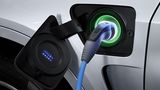 Schließt man den BMW X5 xDrive 40e an die BMW Wallbox an, sind die Batterien nach 2 Stunden 45 Minuten wieder voll