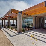 Massiv und doch offen: Der Eingangsbereich von Caitlyn Jenners Villa heißt einen willkommen