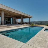 Der Außenbereich der Villa ist von klaren Linien, Beton und dem Pool bestimmt