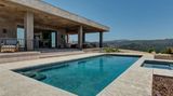 Der Außenbereich der Villa ist von klaren Linien, Beton und dem Pool bestimmt