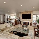 Der TV über dem Kamin, eine große Sofa-Landschaft: Das Wohnzimmer von Caitlyn Jenner ist typisch amerikanisch eingerichtet