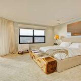 Hell, geräumig und mit beigem Teppichboden: Eines der Schlafzimmer von Caitlyn Jenner