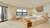 Hell, geräumig und mit beigem Teppichboden: Eines der Schlafzimmer von Caitlyn Jenner