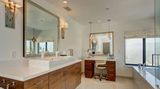 Badezimmer von Caitlyn Jenner: Hell, mit viel Holz und Badewanne