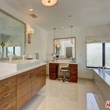 Badezimmer von Caitlyn Jenner: Hell, mit viel Holz und Badewanne