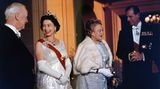 Die Queen in Deutschland: Elf Tage reisen Elizabeth II. und Prinz Philip mit einem Sonderzug durch die Bundesrepublik. Sie besuchen Bonn, München, Stuttgart, Köln, Düsseldorf, Berlin, Hannover und Hamburg. Von der Hansestadt aus geht es für Elizabeth II. und Prinz Philip mit der königlichen Jacht zurück nach England.
