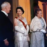 Die Queen in Deutschland: Elf Tage reisen Elizabeth II. und Prinz Philip mit einem Sonderzug durch die Bundesrepublik. Sie besuchen Bonn, München, Stuttgart, Köln, Düsseldorf, Berlin, Hannover und Hamburg. Von der Hansestadt aus geht es für Elizabeth II. und Prinz Philip mit der königlichen Jacht zurück nach England.