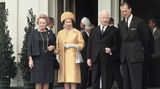 Die Queen in Deutschland: Königin Elisabeth II. und Prinz Philip bei ihrem ersten Staatsbesuch in Deutschland im Mai 1965. Das royale Paar wurde vom damaligen Bundespräsidenten Heinrich Lübke und seiner Frau Wilhelmine in der Villa Hammerschmidt in Bonn empfangen.
