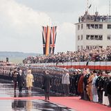 Die Queen in Deutschland: Am 18. Mai 1965 kommt die Queen am Flughafen Köln-Bonn an und wird mit militärischen Ehren empfangen. Für Deutschland ist es der erste Staatsbesuch eines britischen Monarchen seit 1909.