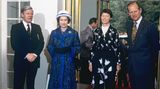 Die Queen in Deutschland: Die Queen und Prinz Philip zu Gast bei Bundeskanzler Helmut Schmidt und seiner Frau Loki im Bonner Palais Schaumburg.