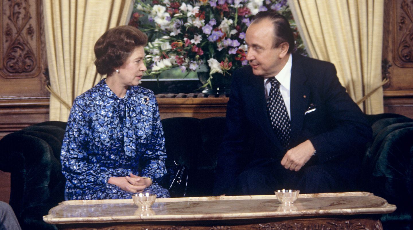 Die Queen in Deutschland: Mit dem damaligen Außenminister Hans Dietrich Genscher führt die Queen auf Schloß Gymnich, dem Gästehaus der Bundesregierung, politische Gespräche.