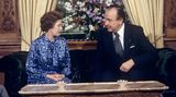 Die Queen in Deutschland: Mit dem damaligen Außenminister Hans Dietrich Genscher führt die Queen auf Schloß Gymnich, dem Gästehaus der Bundesregierung, politische Gespräche.