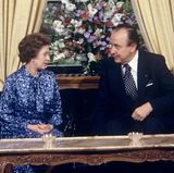 Die Queen in Deutschland: Mit dem damaligen Außenminister Hans Dietrich Genscher führt die Queen auf Schloß Gymnich, dem Gästehaus der Bundesregierung, politische Gespräche.