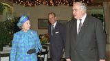 Die Queen in Deutschland: Fünf Tage reist die Queen im Oktober 1992 durch das wiedervereinte Deutschland. Am Brandenburger Tor betritt Elizabeth II. erstmals ostdeutschen Boden, in Bonn trifft sie Kanzler Helmut Kohl in dessen Bungalow.