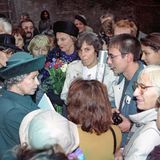 Die Queen in Deutschland: 1992 ist für Elizabeth ein schreckliches Jahr, das "annus horribilis": Windsor Castle brennt, Charles und Diana sind in der Ehekrise. Besser hat sie wahrscheinlich ihren dritten Staatsbesuch in Deutschland in Erinnerung, kurz nach der Wiedervereinigung. In Leipzig besucht die Königin die Nikolaikirche und unterhält sich mit Menschen, die hier im Herbst 1989 an den Montagsdemonstrationen gegen die DDR-Staatsführung teilgenommen hatten.