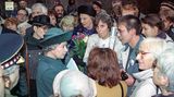 Die Queen in Deutschland: 1992 ist für Elizabeth ein schreckliches Jahr, das "annus horribilis": Windsor Castle brennt, Charles und Diana sind in der Ehekrise. Besser hat sie wahrscheinlich ihren dritten Staatsbesuch in Deutschland in Erinnerung, kurz nach der Wiedervereinigung. In Leipzig besucht die Königin die Nikolaikirche und unterhält sich mit Menschen, die hier im Herbst 1989 an den Montagsdemonstrationen gegen die DDR-Staatsführung teilgenommen hatten.