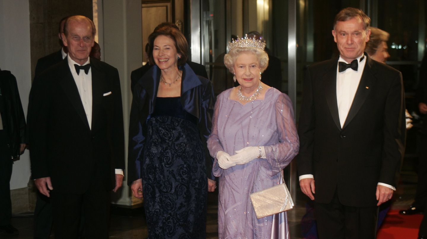 Die Queen in Deutschland: Das Staatsbankett für die Queen und ihren Gatten richtet der damalige Bundespräsident Horst Köhler im Zeughaus Unter den Linden aus. "Jedes Mal, wenn ich nach Berlin komme, bin ich aufs Neue erstaunt, wie sich die Stadt verändert", sagt Elizabeth II. im Jahr 2004. Nun kehrt sie elf Jahre später in die Stadt zurück. Die Queen in Deutschland: Das Staatsbankett für die Queen und ihren Gatten richtet der damalige Bundespräsident Horst Köhler im Zeughaus Unter den Linden aus. "Jedes Mal, wenn ich nach Berlin komme, bin ich aufs Neue erstaunt, wie sich die Stadt verändert", sagt Elizabeth II. im Jahr 2004. Nun kehrt sie elf Jahre später in die Stadt zurück.
