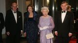 Die Queen in Deutschland: Das Staatsbankett für die Queen und ihren Gatten richtet der damalige Bundespräsident Horst Köhler im Zeughaus Unter den Linden aus. "Jedes Mal, wenn ich nach Berlin komme, bin ich aufs Neue erstaunt, wie sich die Stadt verändert", sagt Elizabeth II. im Jahr 2004. Nun kehrt sie elf Jahre später in die Stadt zurück.
