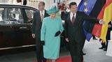 Die Queen in Deutschland: Der damalige Bundeskanzler Gerhard Schröder empfängt Königin Elisabeth II. und Prinz Philip in Berlin. Er ist bereits der vierte deutsche Kanzler, den die seit 1953 regierende Monarchin trifft. Mit Angela Merkel kommt nun beim fünften Staatsbesuch in Deutschland die erste Bundeskanzlerin hinzu.