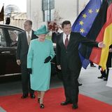 Die Queen in Deutschland: Der damalige Bundeskanzler Gerhard Schröder empfängt Königin Elisabeth II. und Prinz Philip in Berlin. Er ist bereits der vierte deutsche Kanzler, den die seit 1953 regierende Monarchin trifft. Mit Angela Merkel kommt nun beim fünften Staatsbesuch in Deutschland die erste Bundeskanzlerin hinzu.