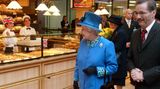 Die Queen in Deutschland: An der Seite von Matthias Platzeck, damals Minister von Brandenburg, besucht die Queen ein Einkaufszentrum in Potsdam. Die Fahrt von Berlin nach Potsdam absolviert Elizabeth II. in einem Panoramazug der S-Bahn.