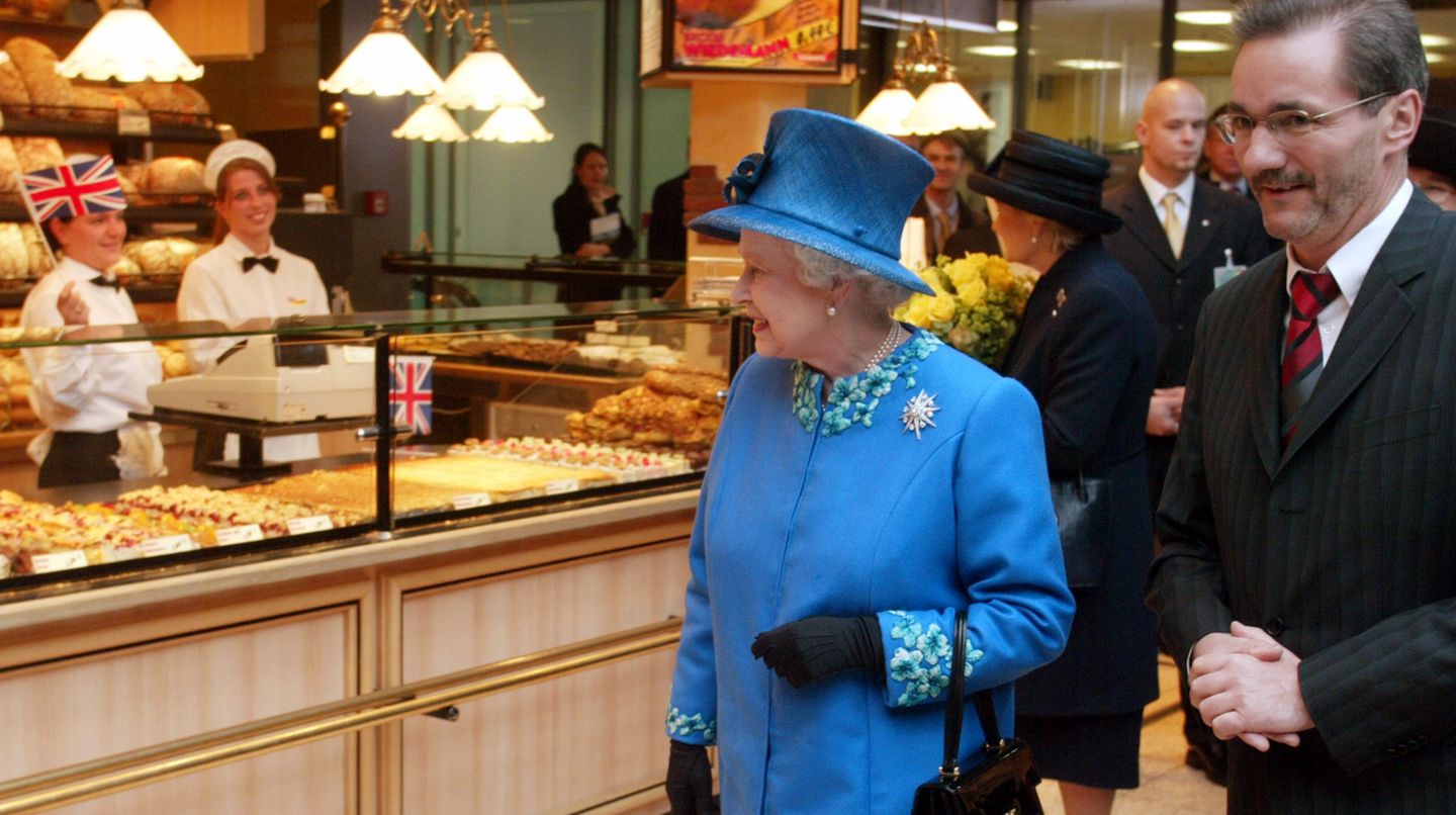 Die Queen in Deutschland: An der Seite von Matthias Platzeck, damals Minister von Brandenburg, besucht die Queen ein Einkaufszentrum in Potsdam. Die Fahrt von Berlin nach Potsdam absolviert Elizabeth II. in einem Panoramazug der S-Bahn.