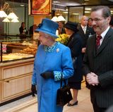 Die Queen in Deutschland: An der Seite von Matthias Platzeck, damals Minister von Brandenburg, besucht die Queen ein Einkaufszentrum in Potsdam. Die Fahrt von Berlin nach Potsdam absolviert Elizabeth II. in einem Panoramazug der S-Bahn.