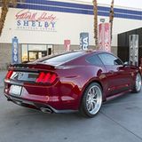 Von hinten schaut der Ford Mustang Shelby American Super Snake ziemlich zivil aus