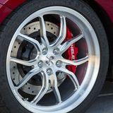 Riesige 20-Zöller füllen die Radkästen aus