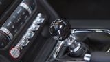 Erstmals gibt es eine manuelle Sechsgang-Schaltung für de Ford Mustang Shelby American Super Snake