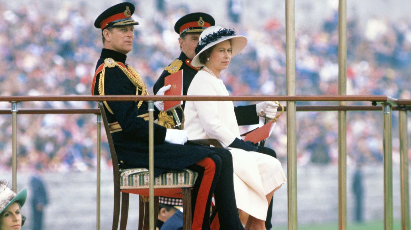 Die Queen in Deutschland: In Berlin nimmt die Queen am 24. Mai 1978 eine Parade zu Ehren ihres Geburtstages ab. Es ist das erste Mal, dass die Zeremonie außerhalb Londons stattfindet. Zudem hält die Monarchin an der Gedächtniskirche eine Ansprache vor 40.000 Menschen und macht einen Spaziergang auf dem Kurfürstendamm. Die Queen in Deutschland: In Berlin nimmt die Queen am 24. Mai 1978 eine Parade zu Ehren ihres Geburtstages ab. Es ist das erste Mal, dass die Zeremonie außerhalb Londons stattfindet. Zudem hält die Monarchin an der Gedächtniskirche eine Ansprache vor 40.000 Menschen und macht einen Spaziergang auf dem Kurfürstendamm.