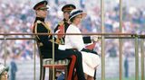 Die Queen in Deutschland: In Berlin nimmt die Queen am 24. Mai 1978 eine Parade zu Ehren ihres Geburtstages ab. Es ist das erste Mal, dass die Zeremonie außerhalb Londons stattfindet. Zudem hält die Monarchin an der Gedächtniskirche eine Ansprache vor 40.000 Menschen und macht einen Spaziergang auf dem Kurfürstendamm.