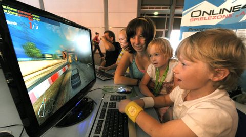 Ob Kinder schon früh online sind, liegt häufig an der Einstellung der Eltern zum Internet