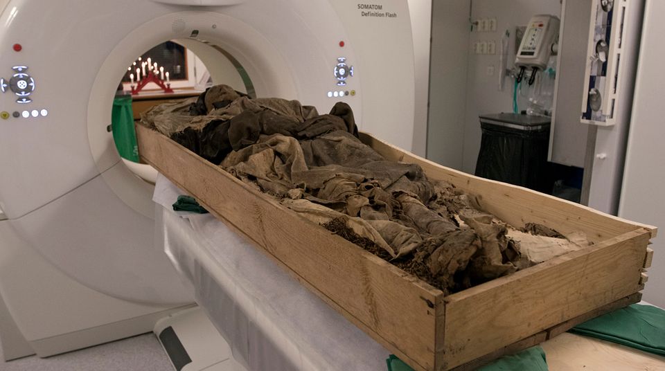 Die Überreste des seit über 300 Jahren toten schwedischen Bischofs Peder Winstrup werden für eine Untersuchung in einen Computertomographen (CT) geschoben