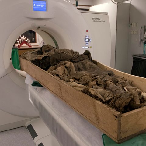 Die Überreste des seit über 300 Jahren toten schwedischen Bischofs Peder Winstrup werden für eine Untersuchung in einen Computertomographen (CT) geschoben