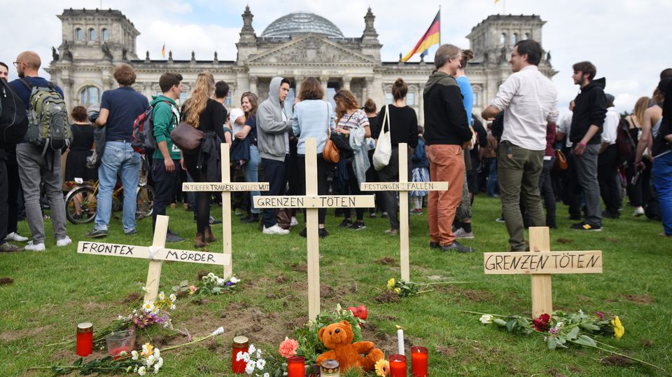 Die Toten Kommen Symbolische Gräber auf dem Rasen vor dem Bundestag in Berlin