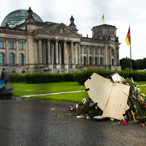 Blumenschmuck, Kerzen, Trauerkränze, ein Sarg und Holzkreuze - alles zusammengekehrt und bereit für den Abtransport