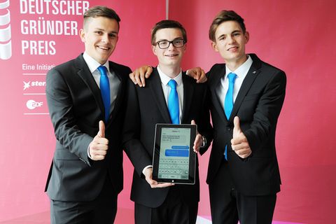 Die Sieger des Deutschen Gründerpreises für Schüler: Mit ihrer App "OPPIA" soll lernen digital mehr Spaß machen.