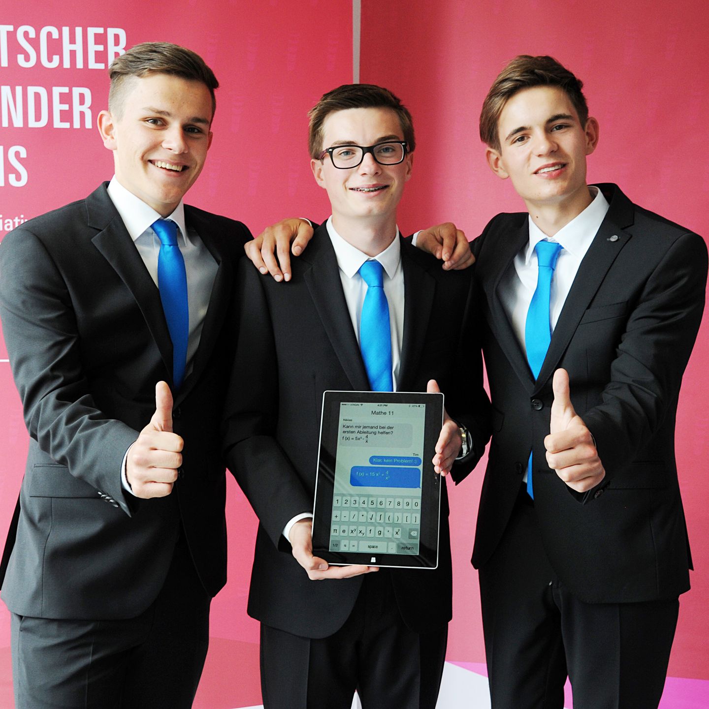 Die Sieger des Deutschen Gründerpreises für Schüler: Mit ihrer App "OPPIA" soll lernen digital mehr Spaß machen.