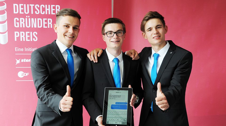 Die Sieger des Deutschen Gründerpreises für Schüler: Mit ihrer App "OPPIA" soll lernen digital mehr Spaß machen.