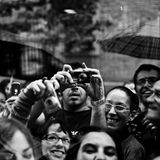 Der Anti-Paparazzo: Und sie warten auch im Regen. "Flash" heißt die Fotoreihe, mit der Kravitz zurückschießt.