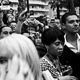 Der Anti-Paparazzo: Zurückgeguckt in die Augen der Fans, die auf den Star warten