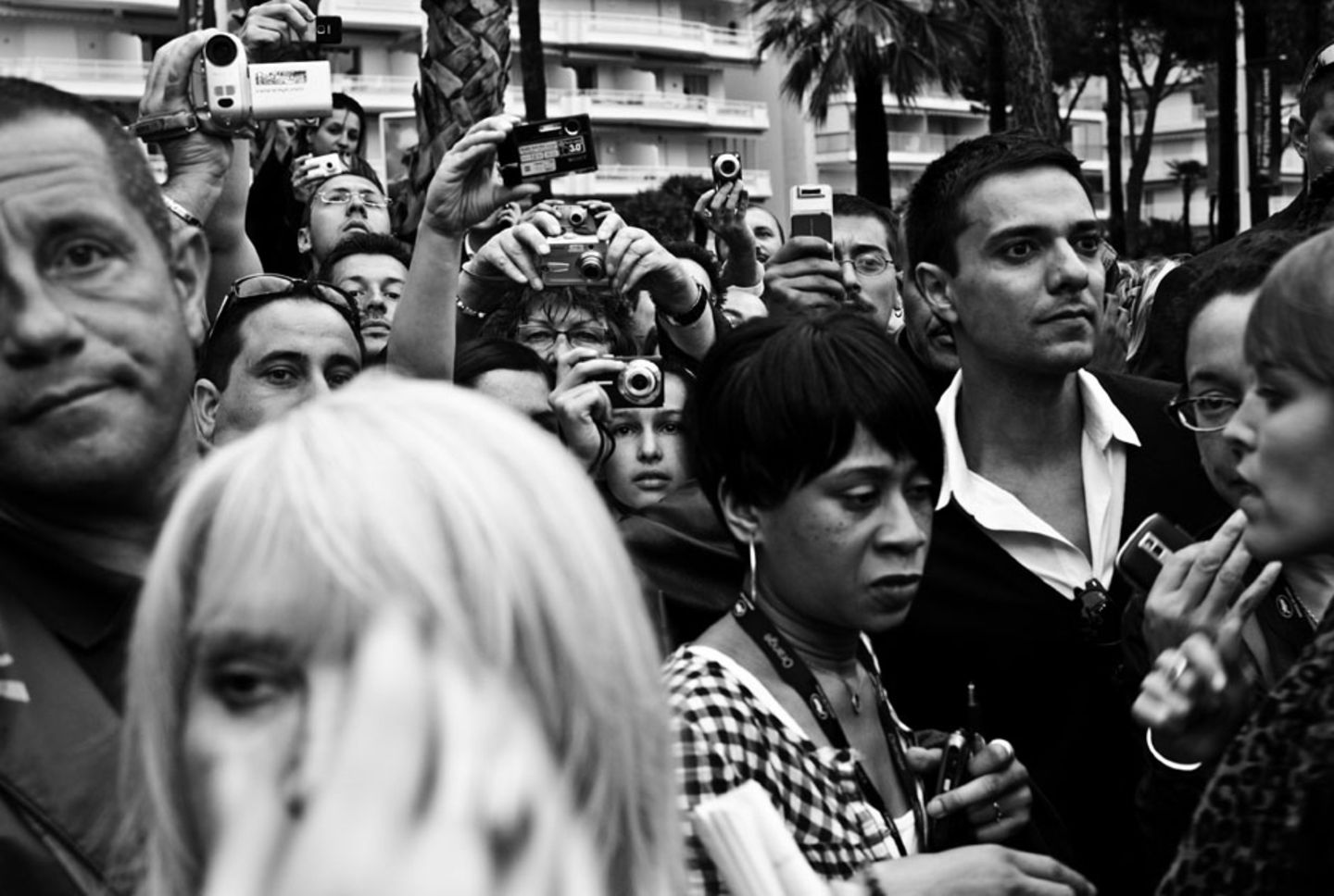 Der Anti-Paparazzo: Zurückgeguckt in die Augen der Fans, die auf den Star warten