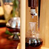 Kaffeeextrakt tropf in einen Kolben