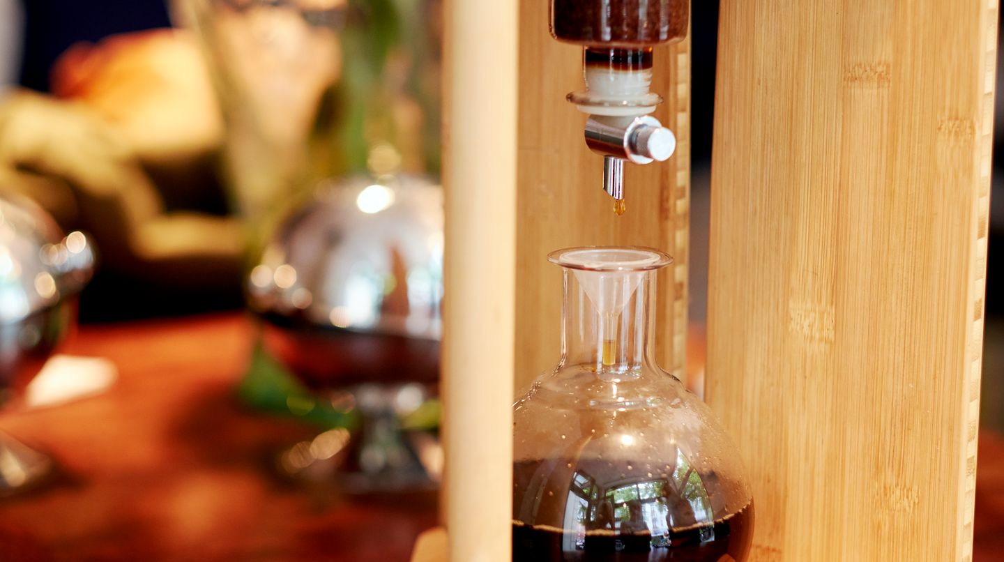 Kaffeeextrakt tropf in einen Kolben
