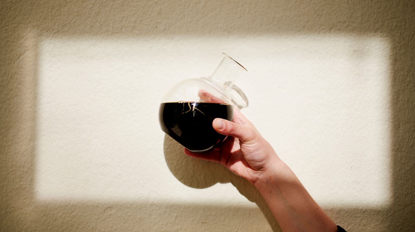 Da ist es: das Cold-Drip-Konzentrat nach guten sechs Stunden tröpfeln. Cold Drip hat doppelt so viel Koffein wie Espresso, weil Koffein wasserlöslich ist. Umso länger Kaffee mit Wasser in Verbindung ist, desto stärker wird er. Espresso hat 30 Sekunden Kontakt mit Wasser, Cold Drip sechs Stunden.
